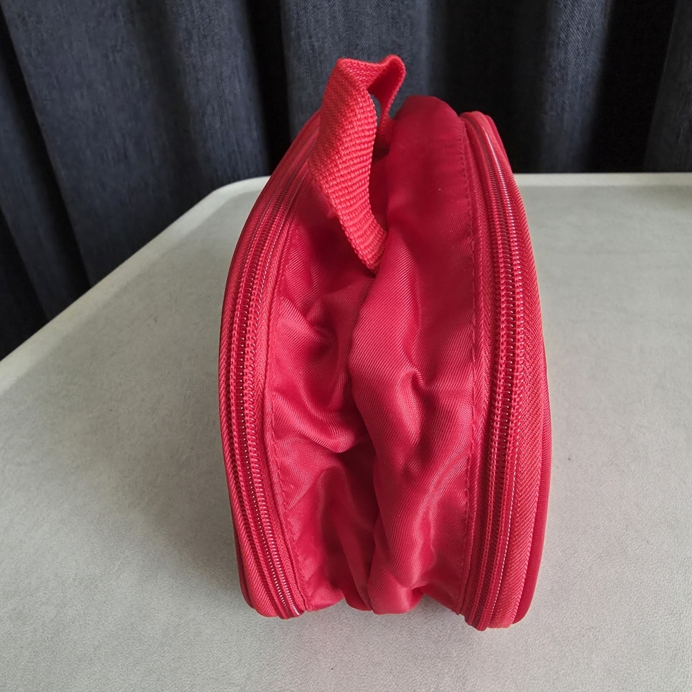 La pouche/redThe easy way to pack and separate toiletries. The lightweight desi